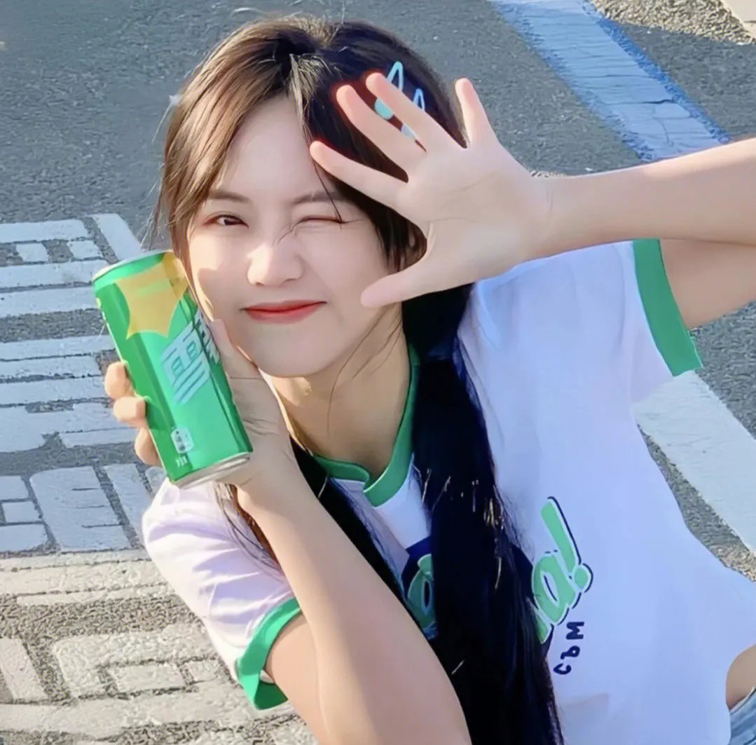 穿黄靴子的女孩